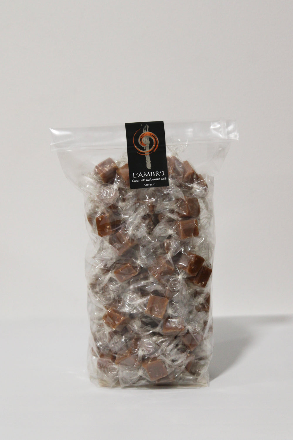 Caramels au sarrasin en bouchées, contenues dans un sachet de 500g. Nos caramels et nos gourmandises sont fabriqués artisanalement en Bretagne, dans les côtes d'Armor. 