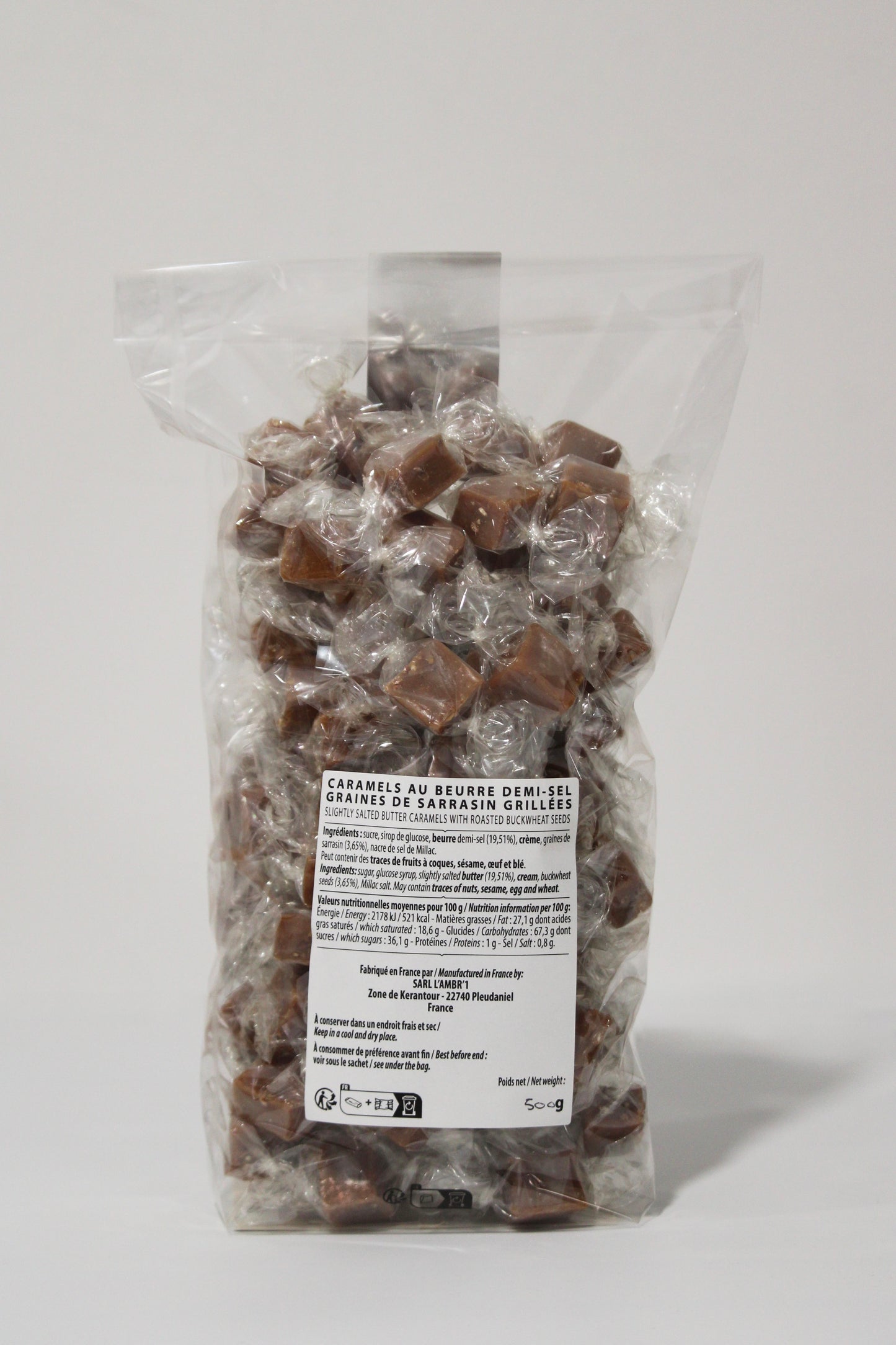 Dos du sachet de caramels au sarrasin. On y voit l'étiquette qui se trouve sur le sachet et sur laquelle on y retrouve les ingrédients de nos caramels ainsi que la valeur nutritionnelle.