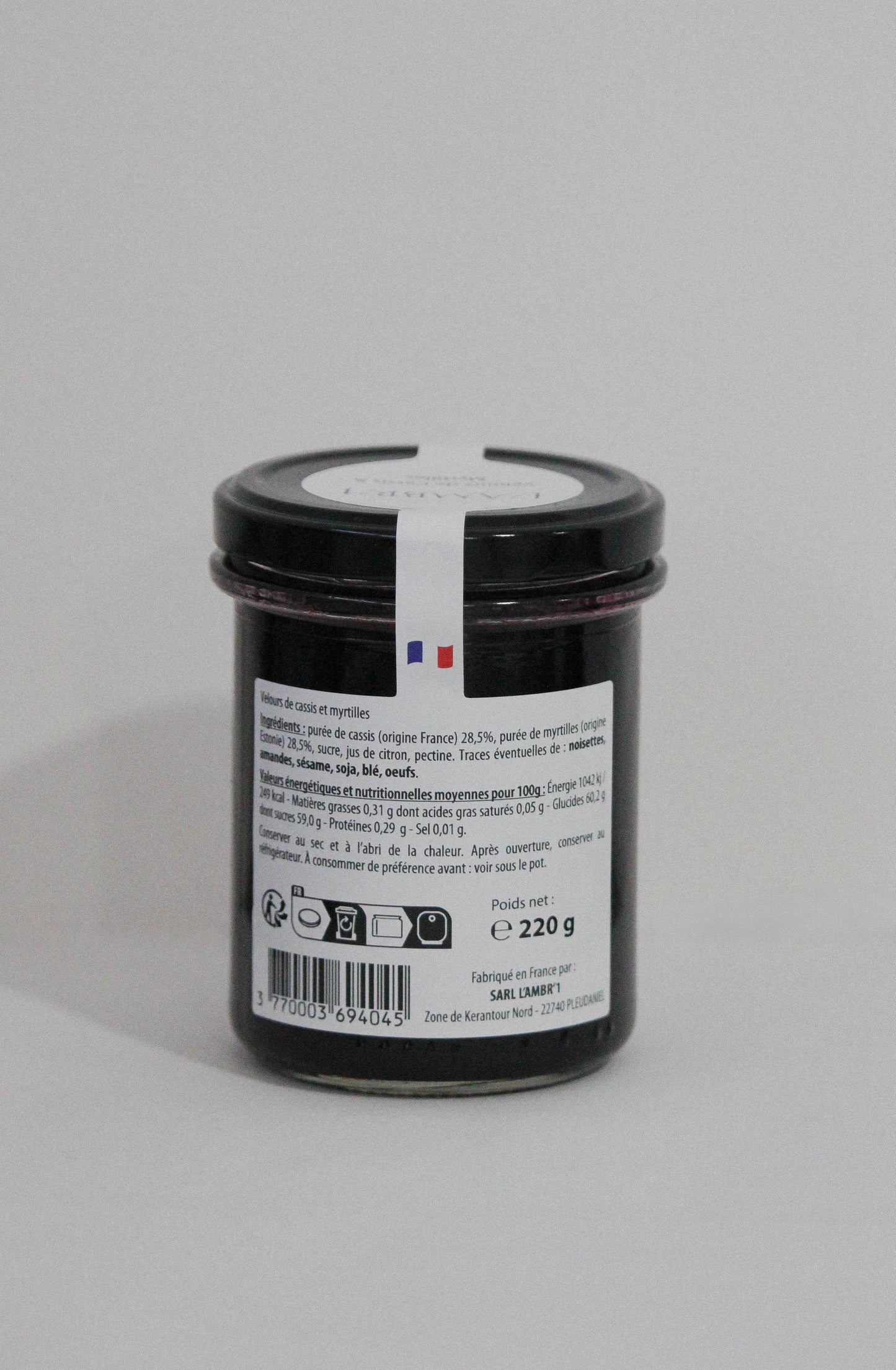 
                  
                    Les ingrédients sont purée de cassis (28,5%), purée de myrtilles (28,5%), sucre, jus de citron , pectine.
Allergènes : traces éventuelles de noisettes, amandes, sésame, soja, blé, oeufs.
                  
                