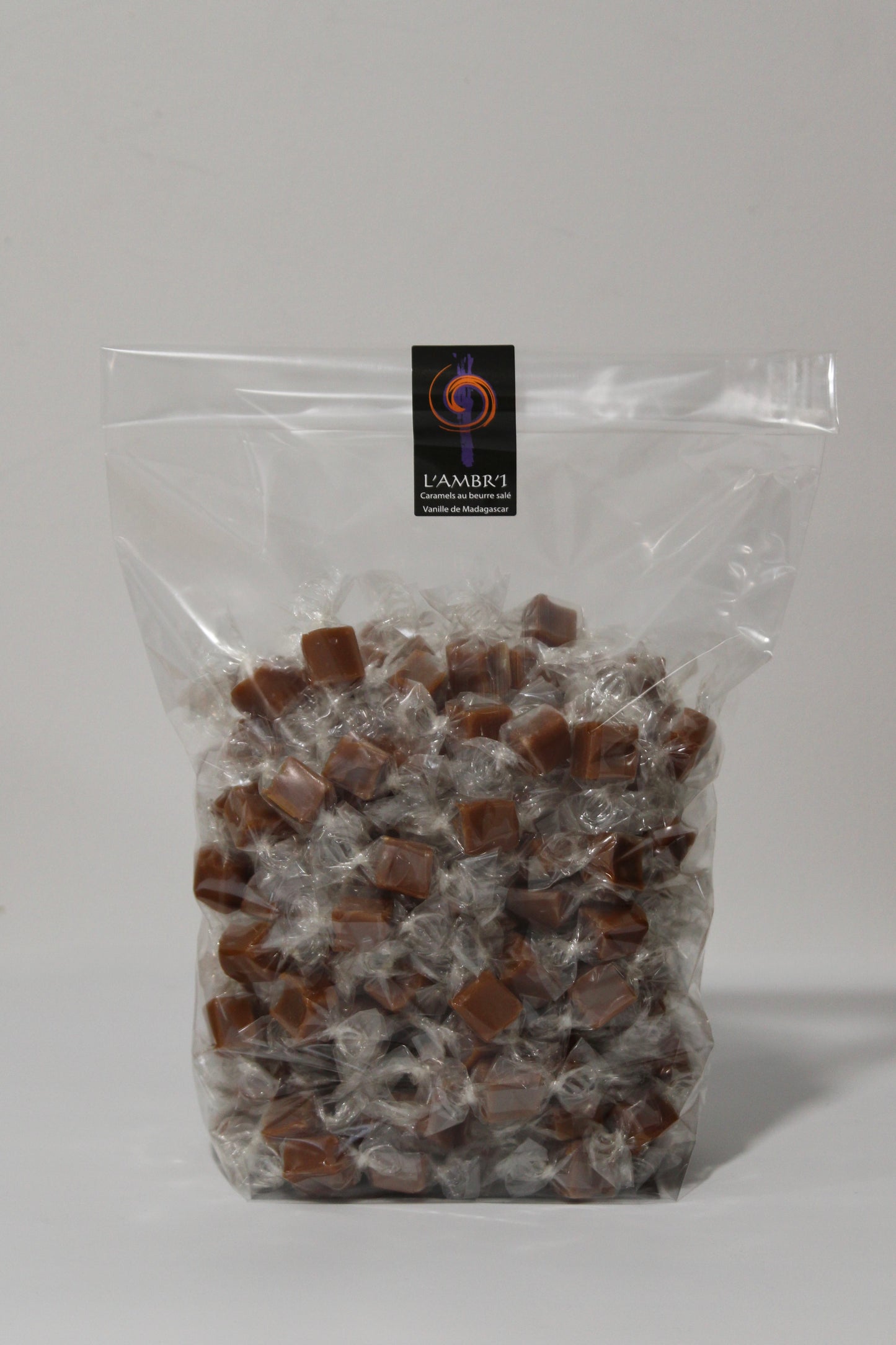 Sachet de 1kilogramme de bouchées de caramels à la Vanille de Madagascar. Un incontournable, qui apporte la douceur de la vanille et la tendresse du caramel.