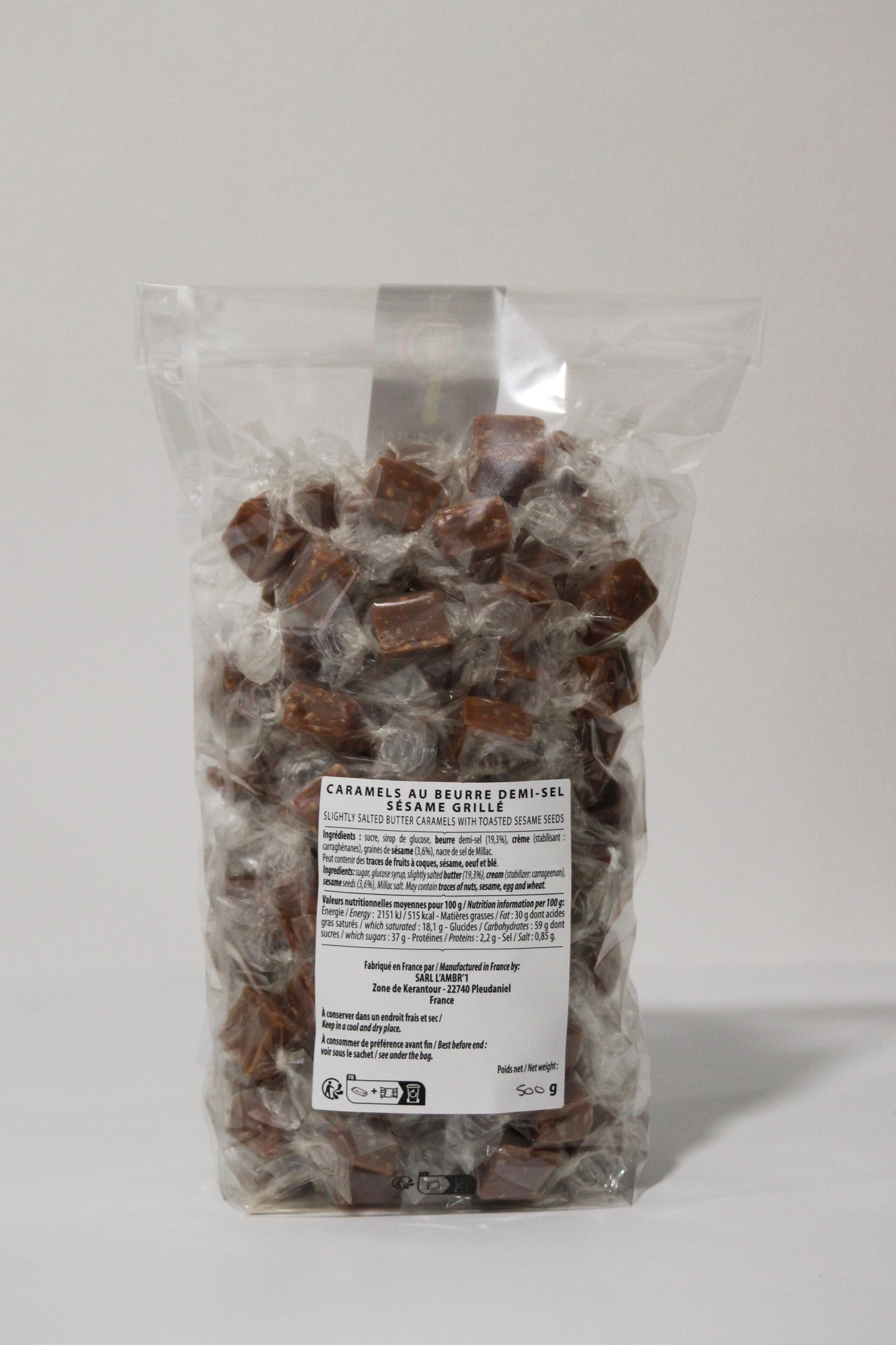 
                  
                    Le sachet de caramels se trouve de dos sur l'image, on y voit l'étiquette sur laquelle est marqué les ingrédients et la valeurs nutritionnelle de nos caramels. 

                  
                