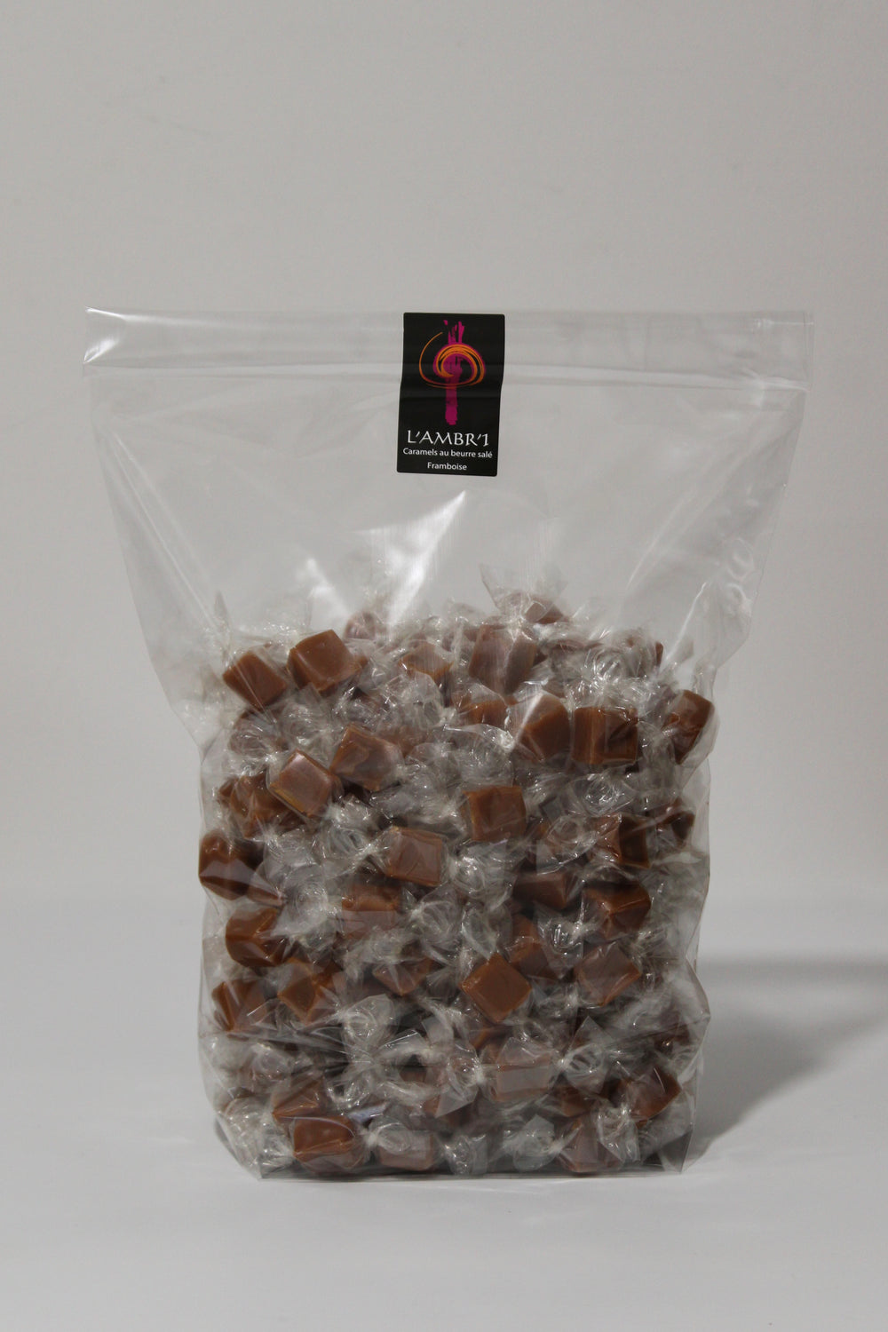 Sachet d'un kilogramme de bouchées de caramels au beurre salé à la framboise.