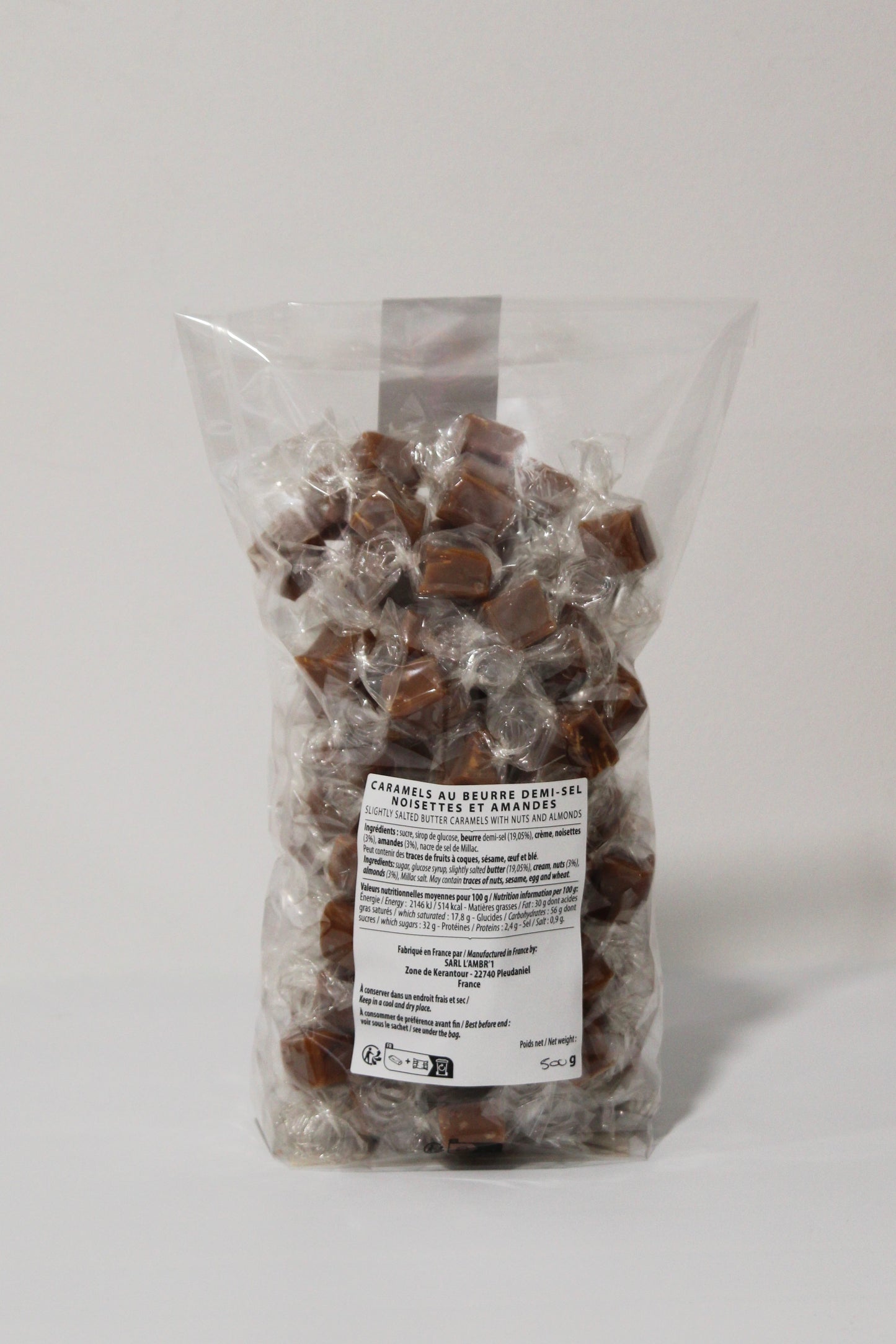 
                  
                    Dos du sachet de 500g de noisettes et amandes. On y retrouve l'étiquette sur laquelle est noté les ingrédients utilisé et la valeur nutritionnelle. 
                  
                