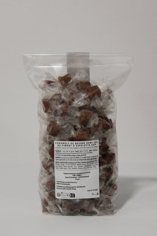 
                  
                    Dos du sachet des caramels au piment. On y voit l'étiquette, sur laquelle est notifié les ingrédients utilisés et la valeur nutritionnelle des caramels. 
                  
                
