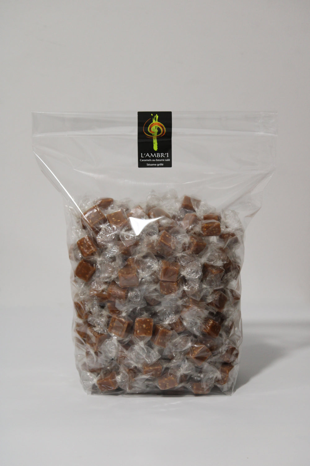 Sachet de 1kg de bouchées de caramels au sésame grillé. 