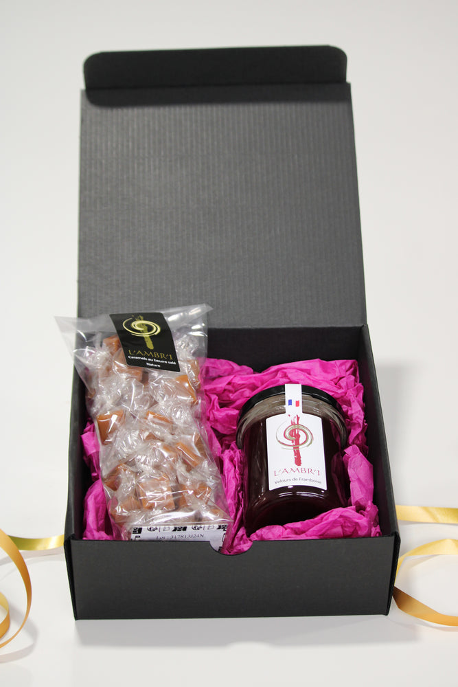 
                  
                    Découvrez notre coffret petits gourmands. Il contient de délicieuses douceurs: des bouchées de caramels nature et un velours de fruit à la framboise. 
Ce coffret est parfait pour faire plaisir à petit prix! 
                  
                
