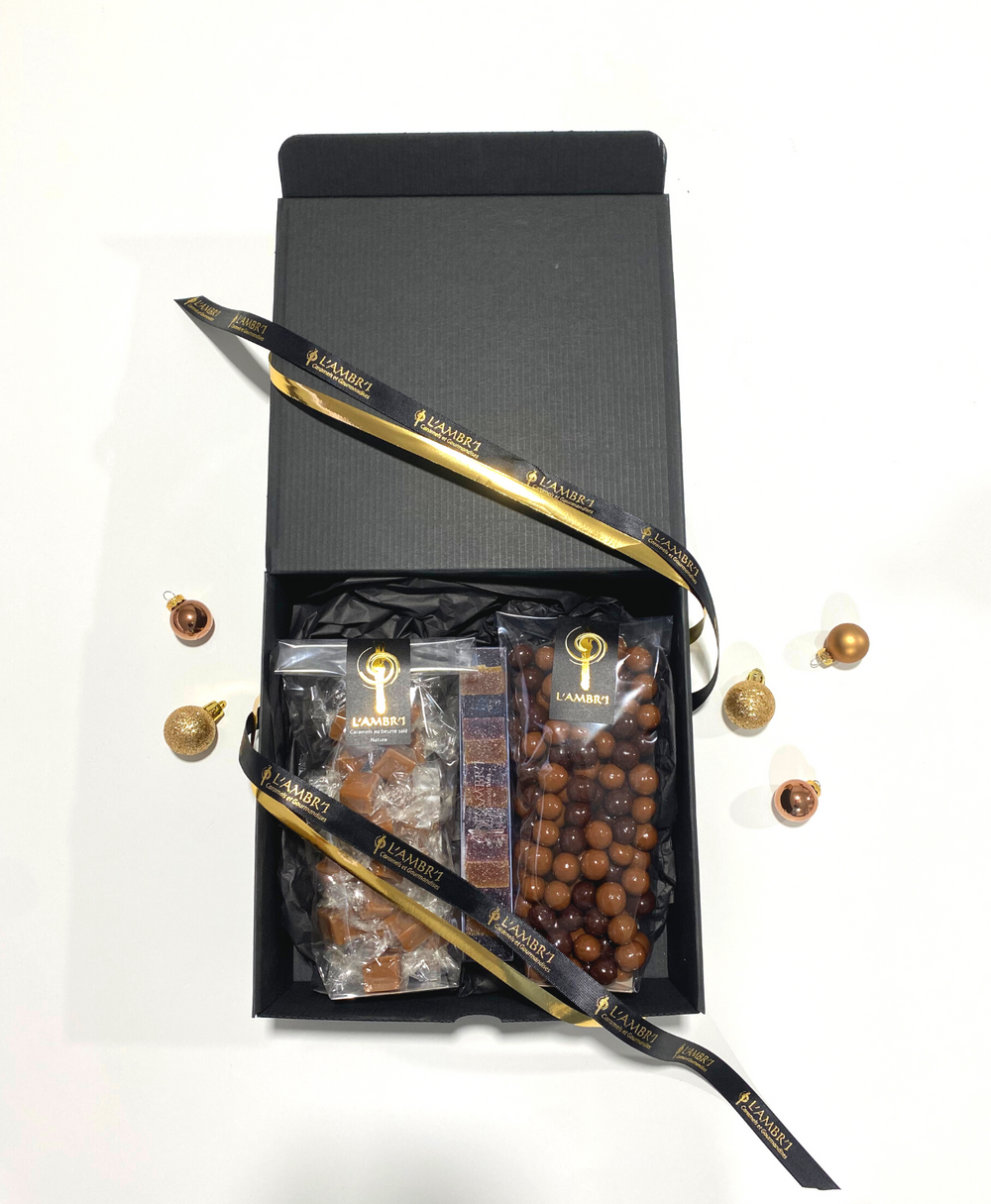 Découvrez notre coffret célébration. Il contient un sachet (130g) de bouchées de caramels nature, une réglette de pâtes de fruits et un sachet de croustilles (noir et caramélia).