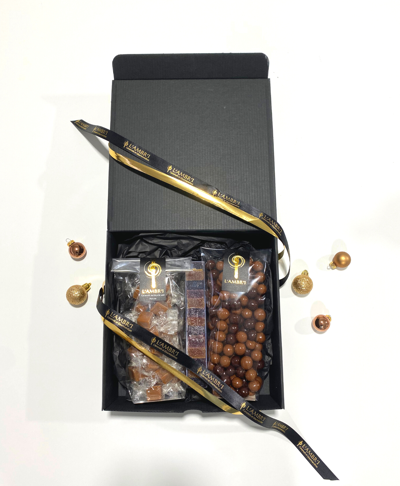 
                  
                    Découvrez notre coffret célébration. Il contient un sachet (130g) de bouchées de caramels nature, une réglette de pâtes de fruits et un sachet de croustilles (noir et caramélia).
                  
                