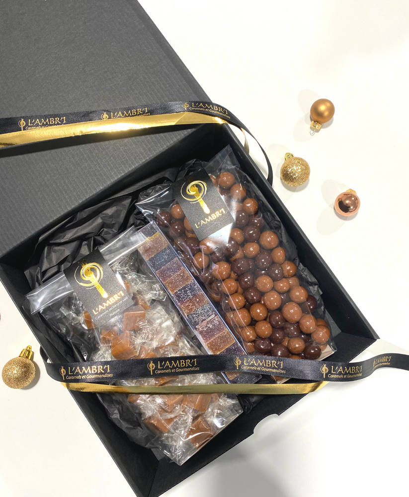 
                  
                    Coffret cadeau. Contenant trois de nos produits (sachet de caramels, reglette de pâtes de fruits, croustibilles).
                  
                