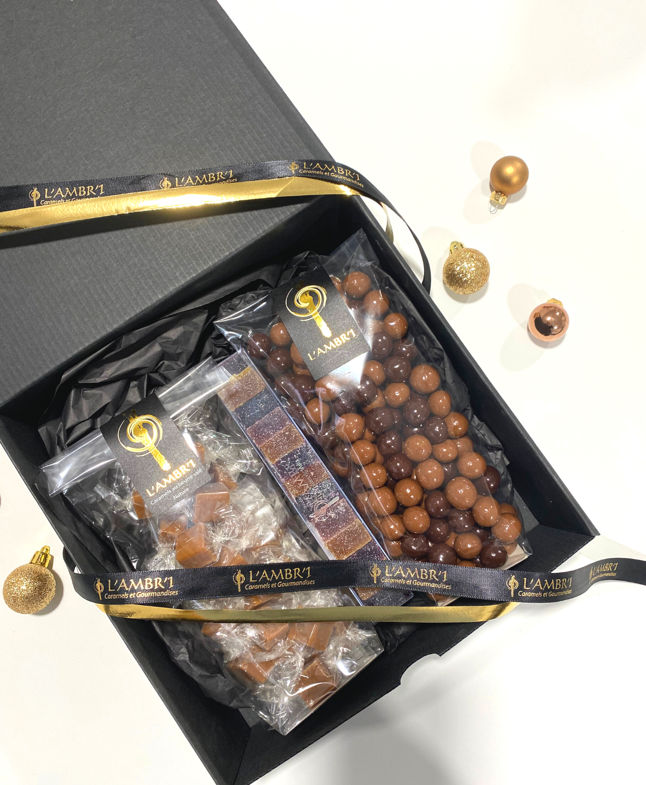 
                  
                    Coffret cadeau. Contenant trois de nos produits (sachet de caramels, reglette de pâtes de fruits, croustibilles).
                  
                