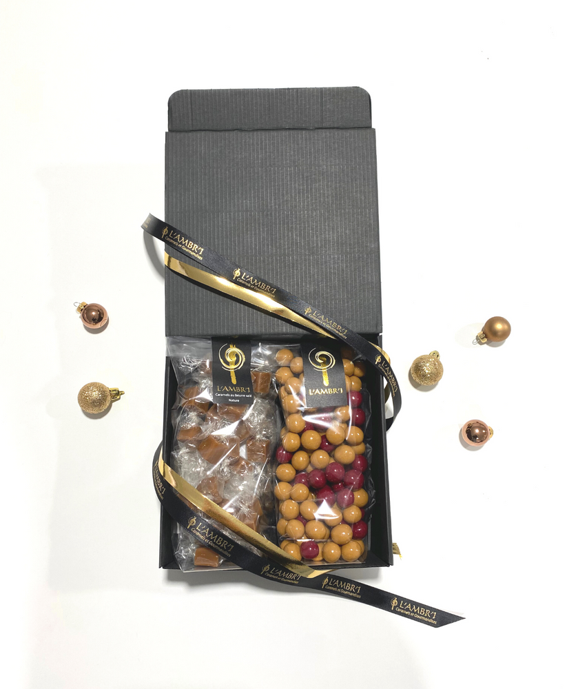 
                  
                    Notre coffret Noël contient deux deux nos produits: un sachet de bouchées de caramels au beurre salé nature, associé à un sachet (200g) de croustibilles Dulcey et framboise.
                  
                