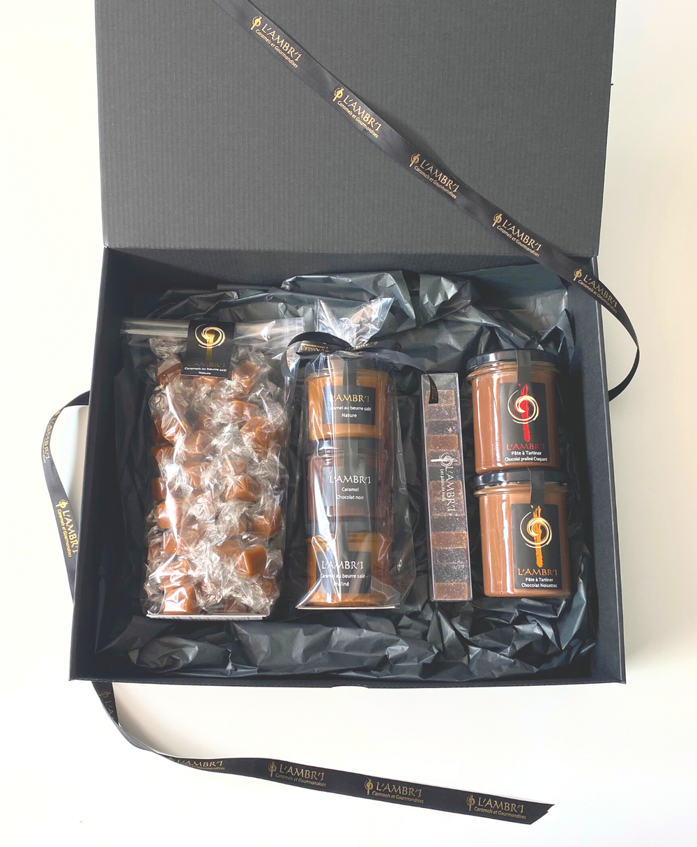 Découvrez notre coffret gourmand! il contient un sachet 300g de bouchées de caramels nature, un totem de 3 pots de 130g de crème de caramel (nature, noir, praliné), une réglette de pâtes de fruits, ainsi que deux pâtes à tartiner (chocolat noisette et chocolat praliné craquant)