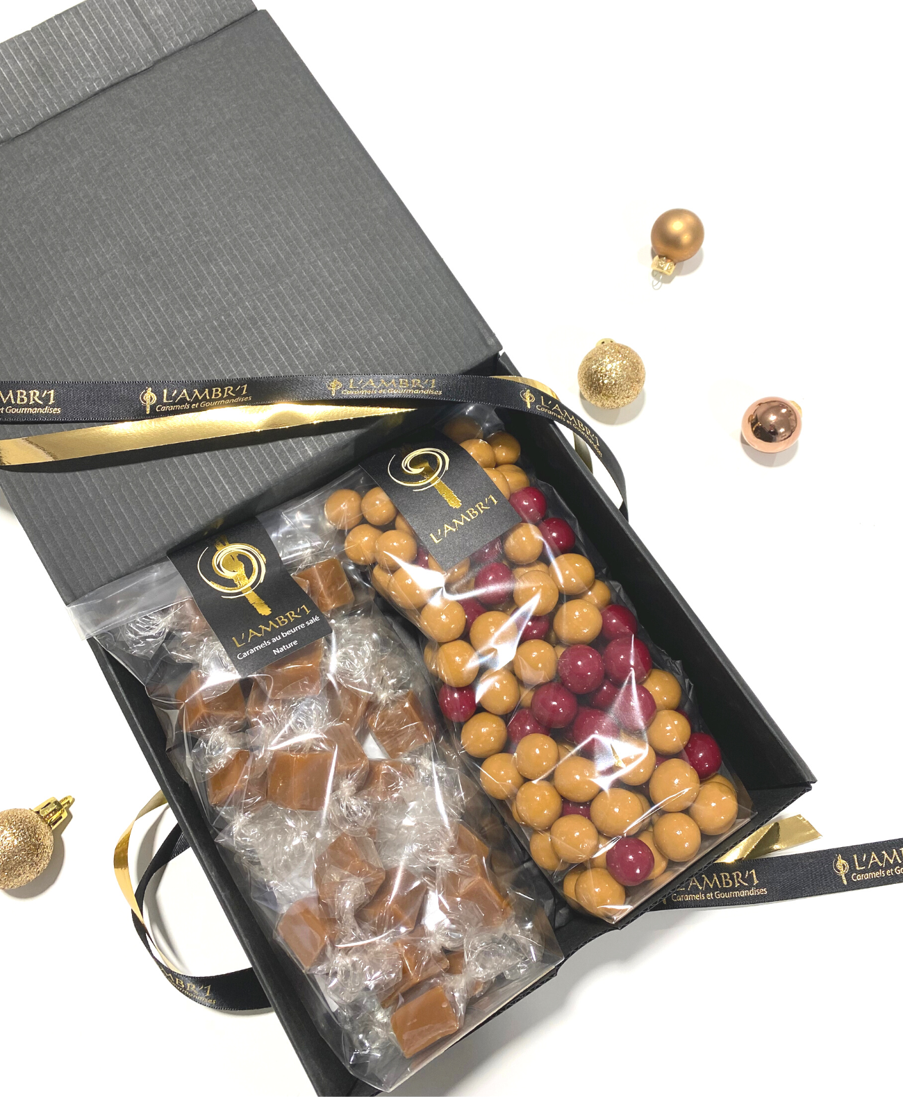
                  
                    Ce petit coffret comporte deux produits phares proposés par L'AMBR'1.
                  
                