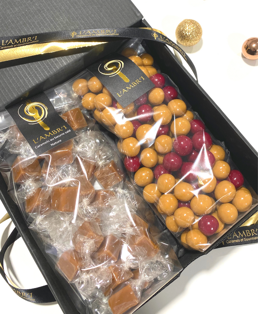 
                  
                    Zoom sur notre coffret Noel, contenant un sachet (130g) de bouchées de caramels au beurre salé nature et un sachet (200g) de croustibilles.
                  
                