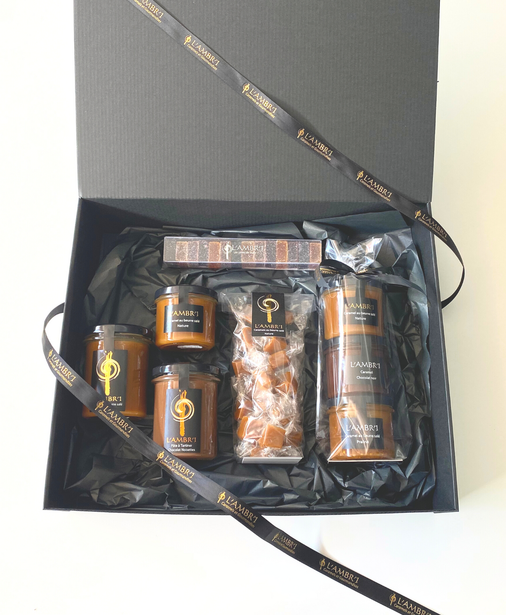 Découvrez notre coffret passion. Il contient 6 produits: un sachet 130g de bouchées de caramels nature, un totem 3 pots (nature, chocolat noir, praliné), un pot 130g de crème de caramel, un pot 220g de crème de caramel, une pâte à tartiner chocolat noisette ainsi qu'une reglette de pâtes de fruits.